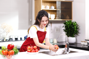 Ekip Light-Up Film Production đang thực hiện quay TVC quảng cáo chuyên nghiệp tại studio